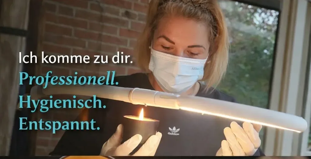 Denise Döscher, Fachfußpflegerin aus Wanna, mit Mundschutz und Handschuhen bei der Arbeit